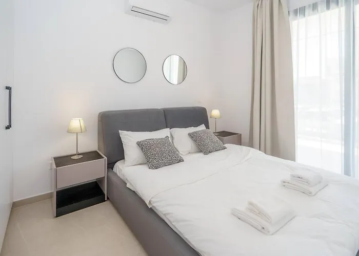 Kalamon Luxury 105 W Pool & Gym Daire